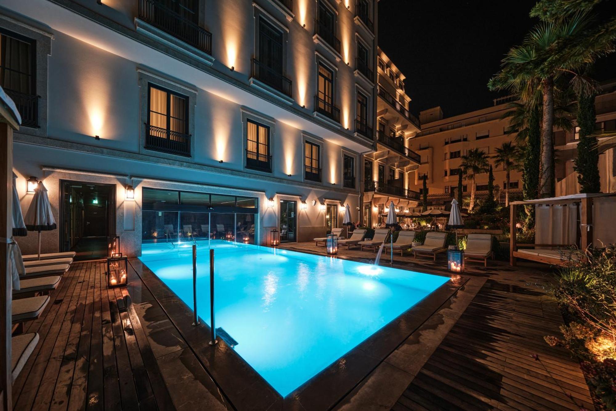 Ga Palace Hotel & Spa, A Xixth-Century Villa Porto Exterior photo The hotel's pool