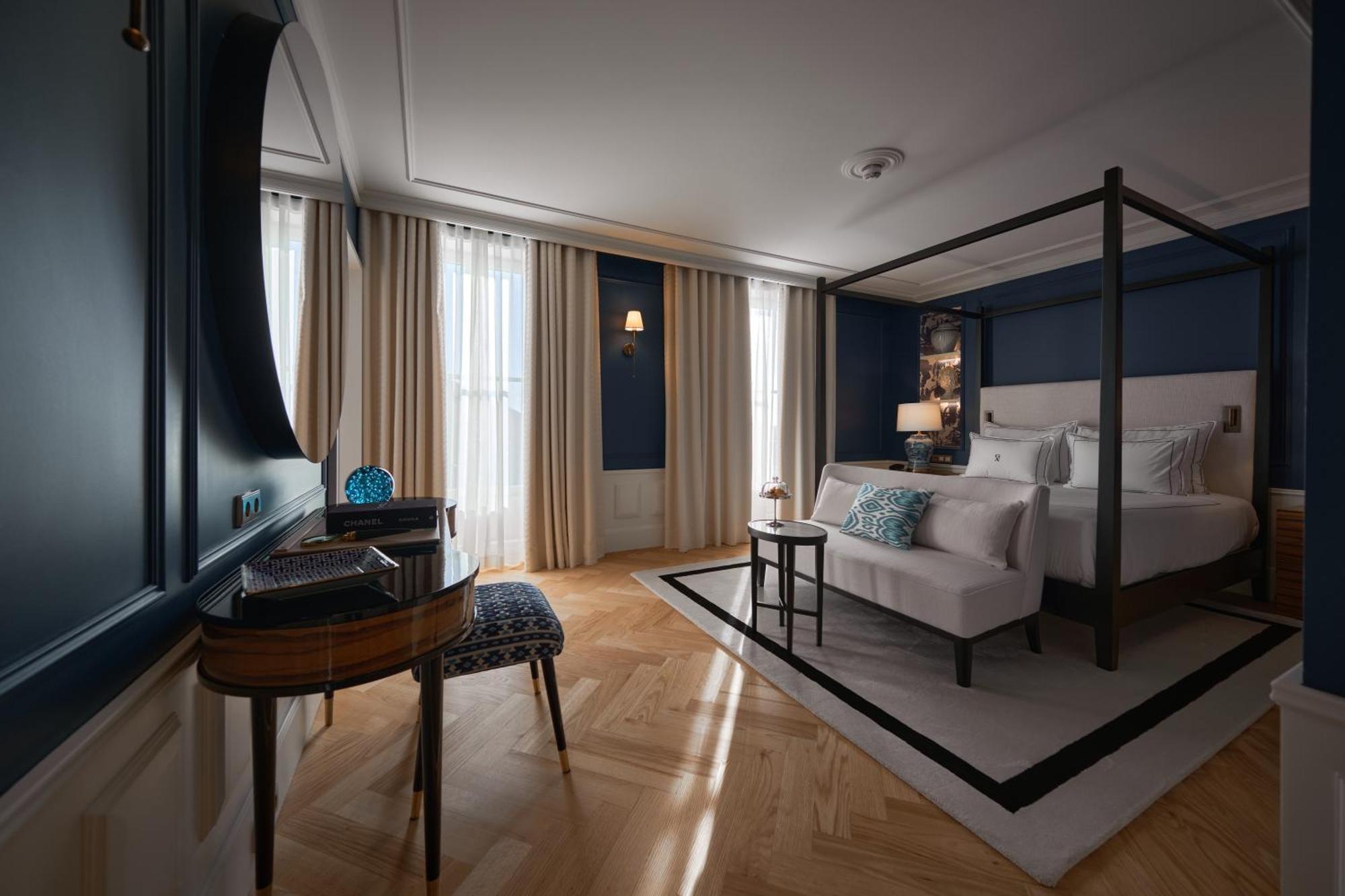 Ga Palace Hotel & Spa, A Xixth-Century Villa Porto Exterior photo A bedroom at the hotel