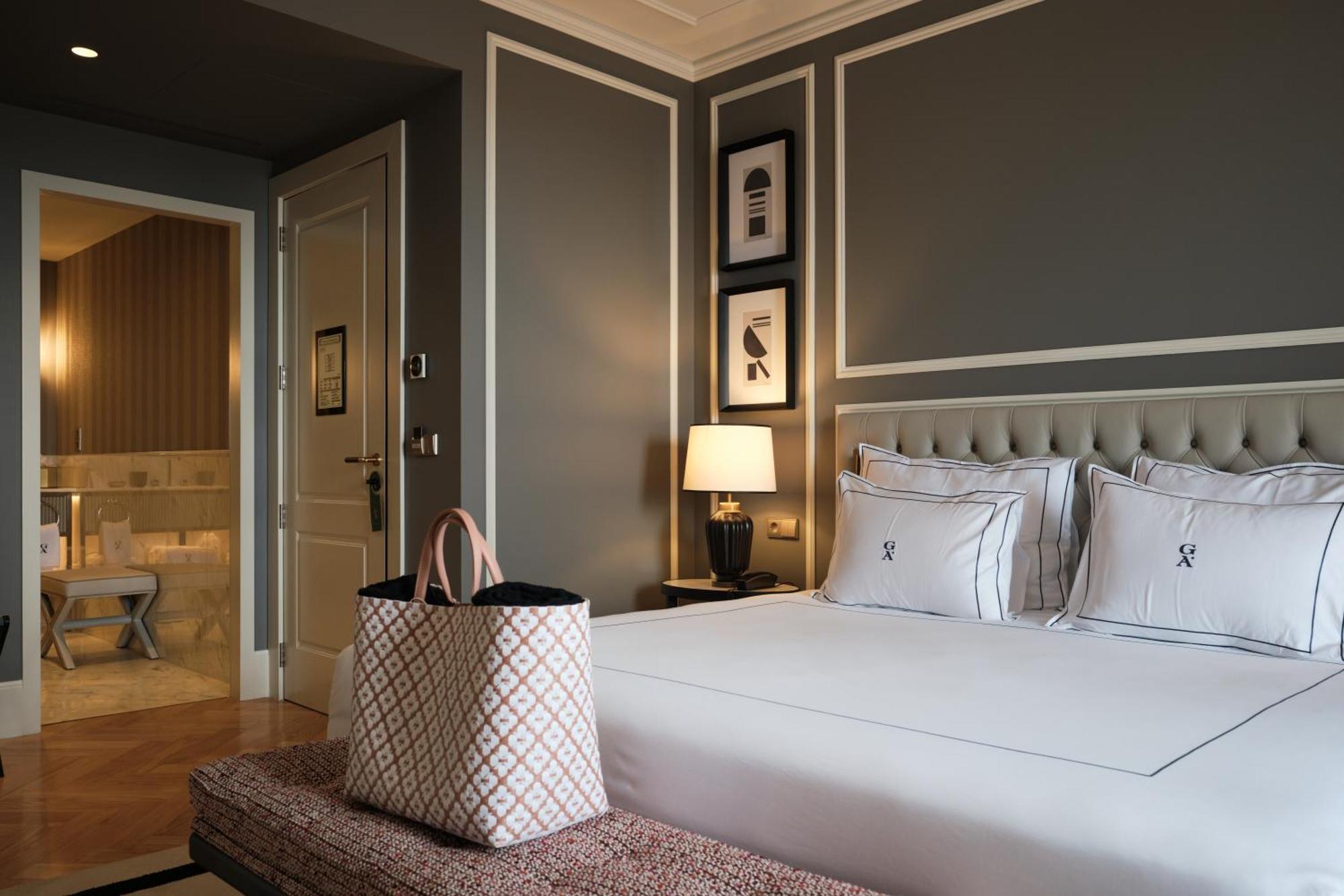 Ga Palace Hotel & Spa, A Xixth-Century Villa Porto Exterior photo A bedroom at the hotel