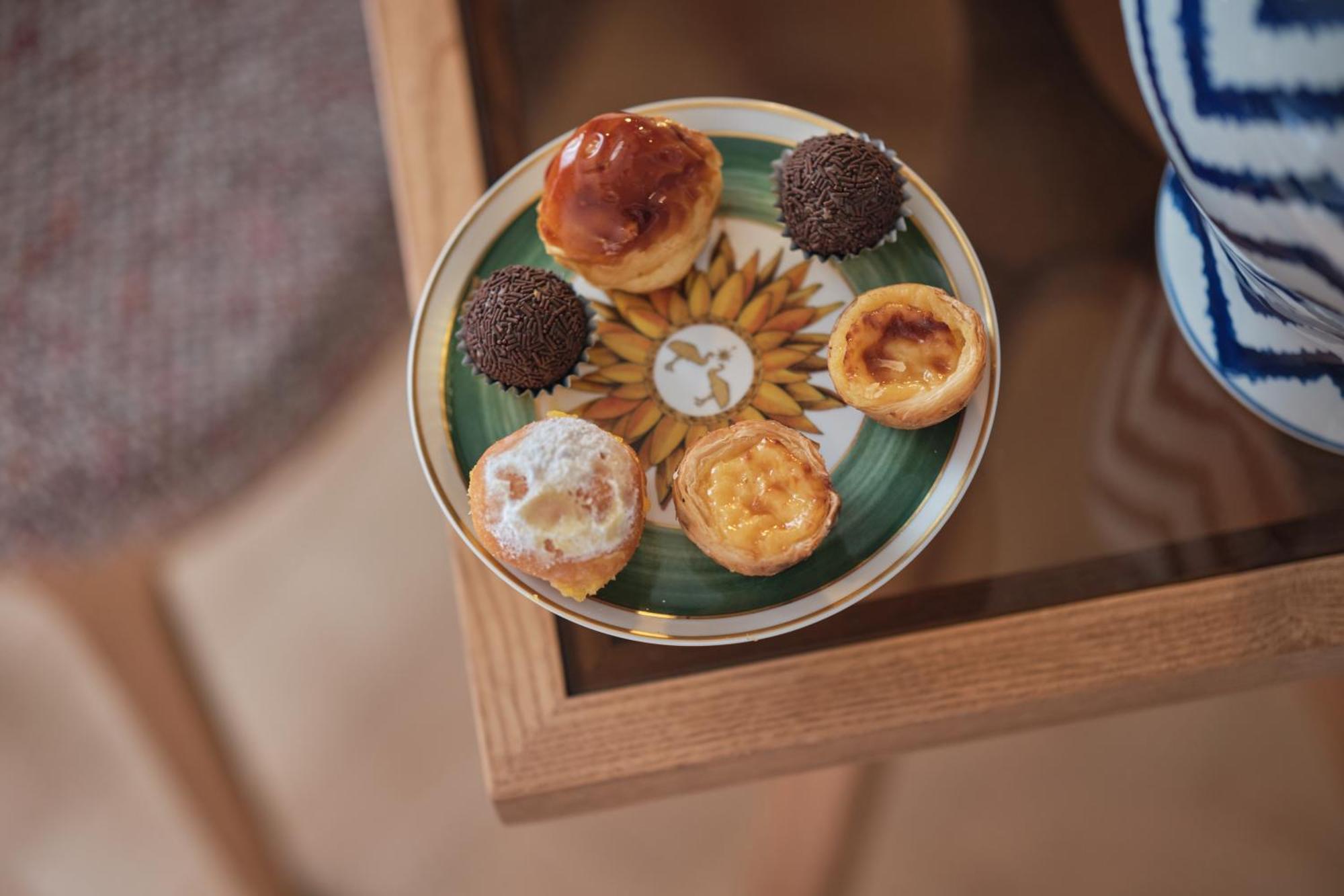 Ga Palace Hotel & Spa, A Xixth-Century Villa Porto Exterior photo A selection of Portuguese pastries