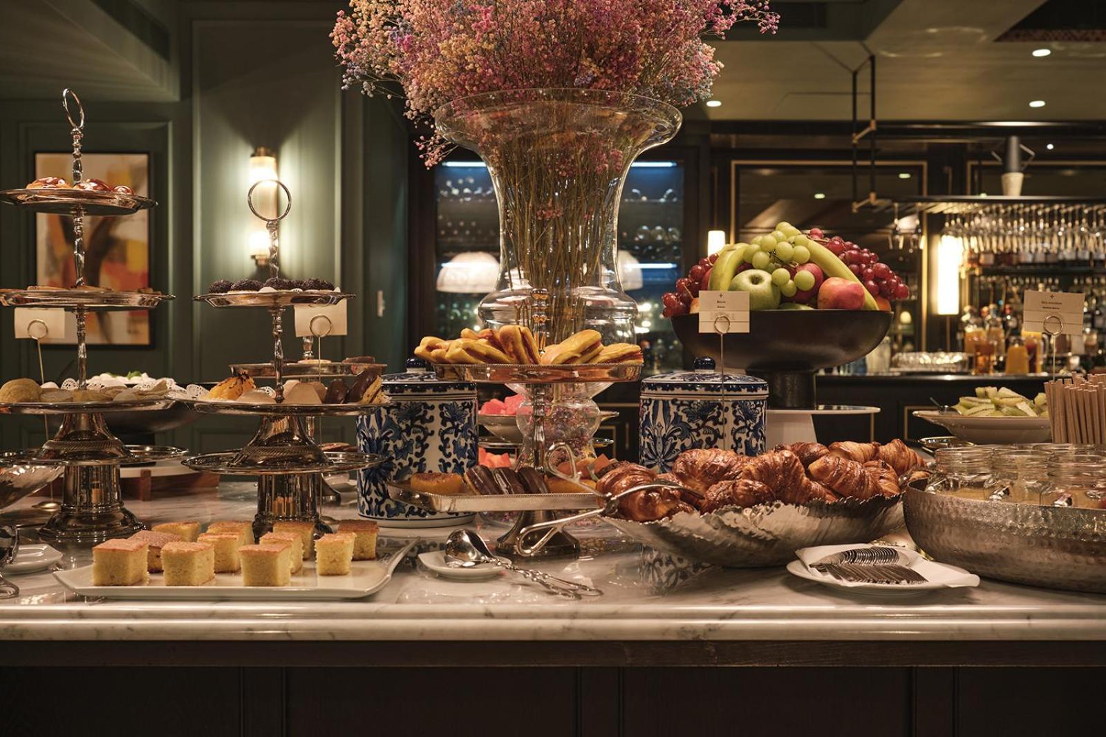 Ga Palace Hotel & Spa, A Xixth-Century Villa Porto Exterior photo A buffet at a restaurant