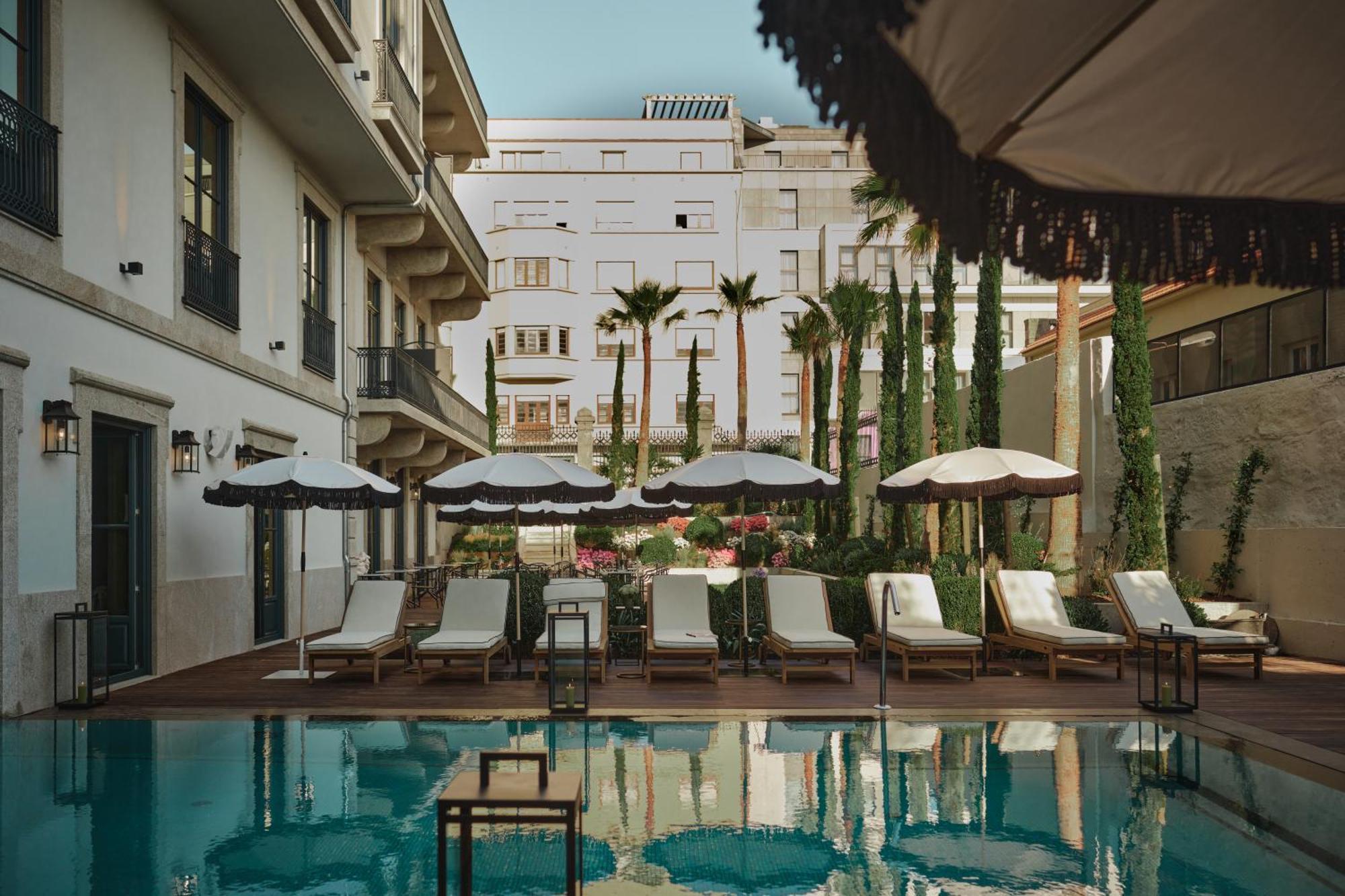 Ga Palace Hotel & Spa, A Xixth-Century Villa Porto Exterior photo The hotel's pool